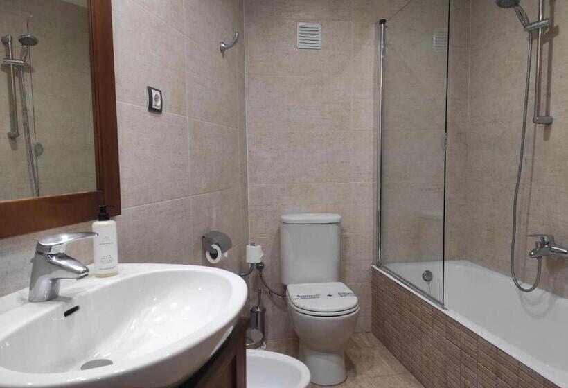 Трехместный Номер Стандарт с Балконом, Snö Hotel Bielsa