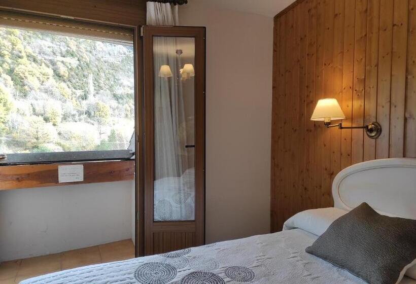Трехместный Номер Стандарт с Балконом, Snö Hotel Bielsa