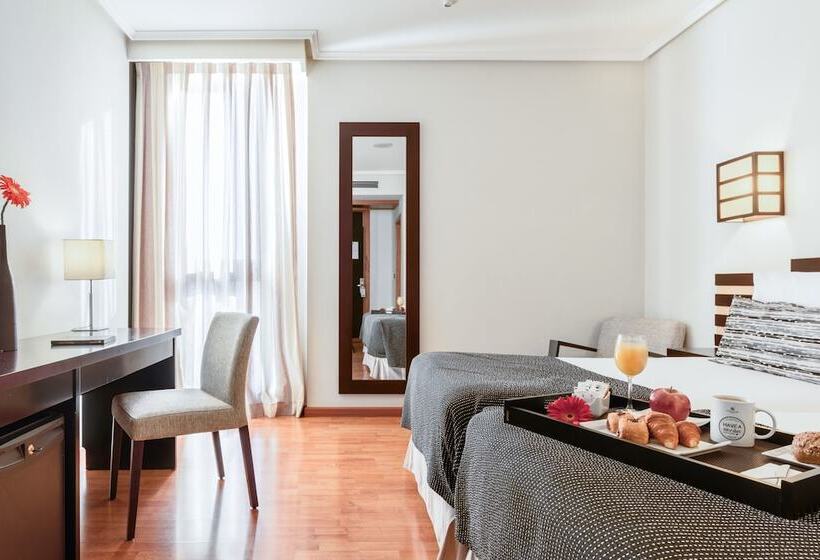 Habitación Triple Estándar, Exe Auriense