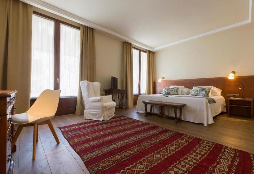 سوییت لوکس, Hostal Sport