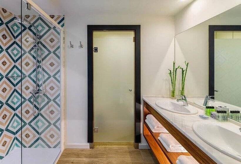 Standard Quadruple Occupancy Room with Pool View, H10 Vintage Salou - Adults Only