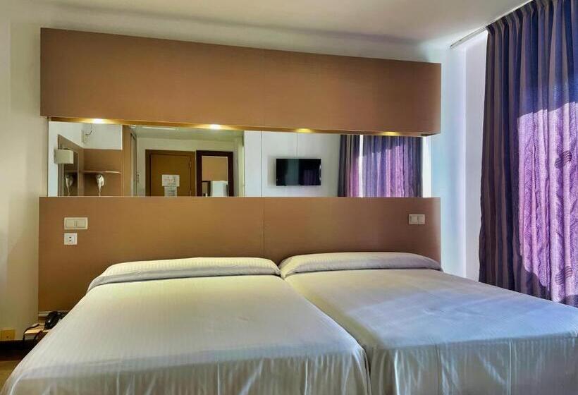 Chambre Familiale, Villamarina Club