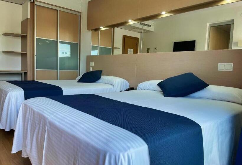 Chambre Familiale Vue Piscine, Villamarina Club