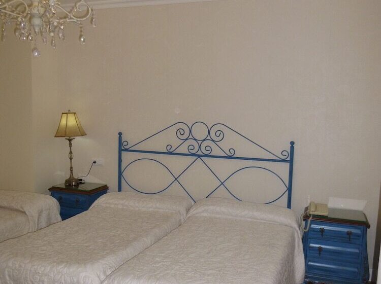 اتاق استاندارد سه نفره, Le Petit Paris