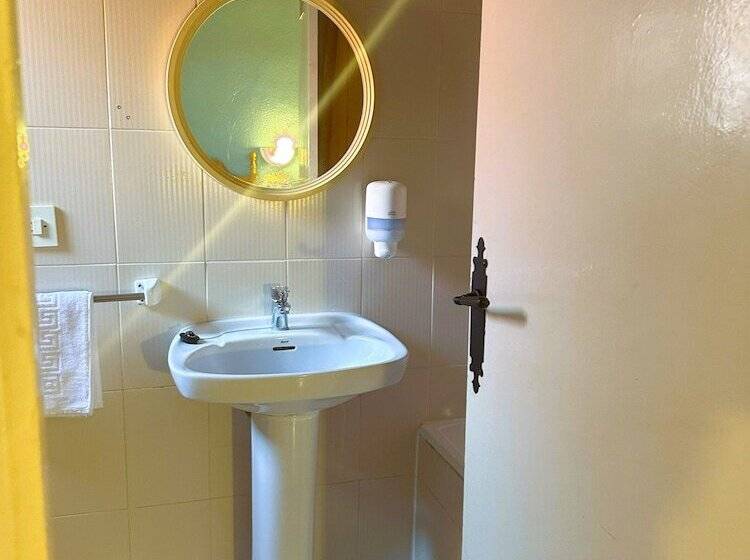 غرفة قياسية ثلاثية, Barraca Suites
