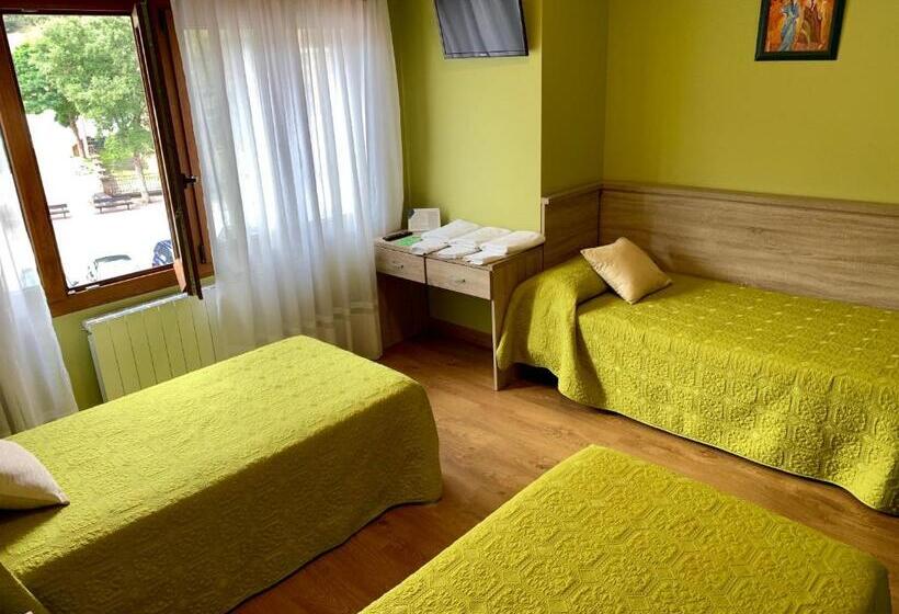 标准三人间, Hostal La Serna