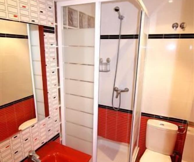 Habitación Triple Estándar, Hostal Abril Madrid