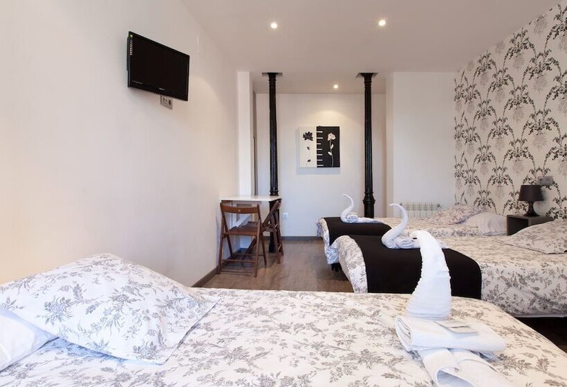 Habitación Triple Estándar, Hostal Abril Madrid