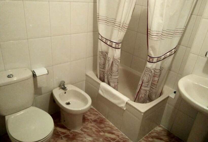 Номер Стандарт Трехместный, Hostal Mayo