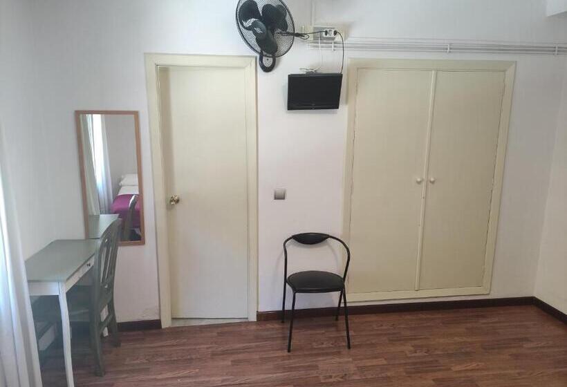 标准三人间, Hostal Cruce