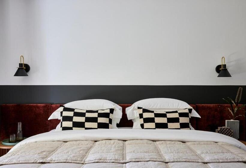 מיטת קינג בסוויטה, Central Caleula Motor Lodge