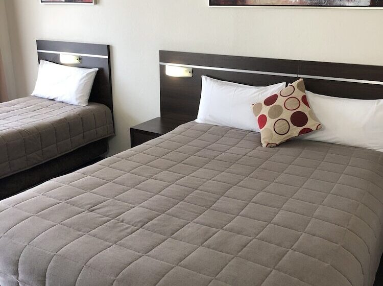 ファミリールーム, Golden West Motor Inn