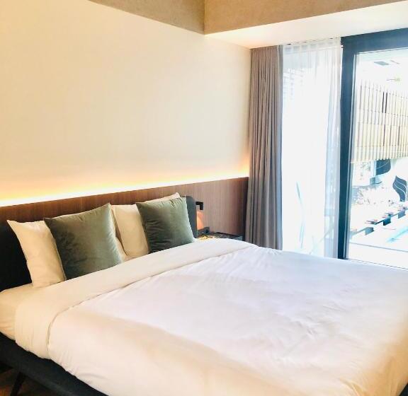 اتاق لوکس با بالکن, Hassotel