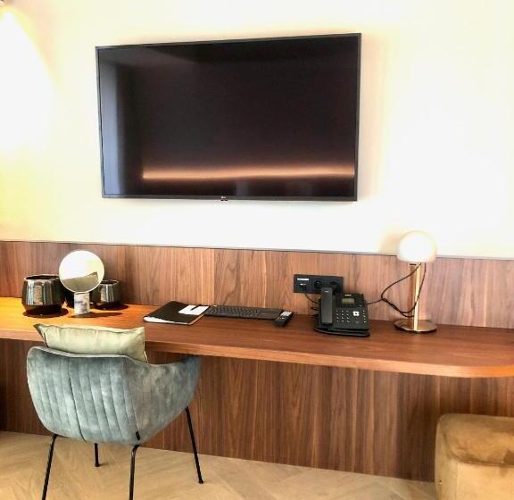 اتاق لوکس با بالکن, Hassotel