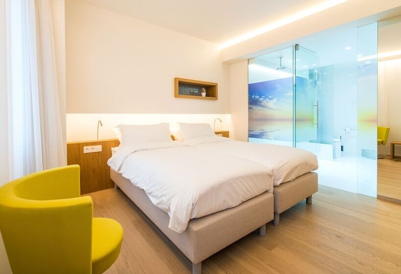 اتاق لوکس, Hassotel