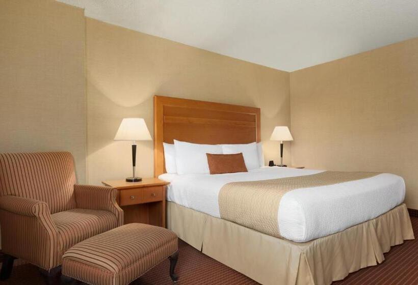 キングサイズベッドのスタンダードルーム, Days Inn By Wyndham Edmonton Downtown