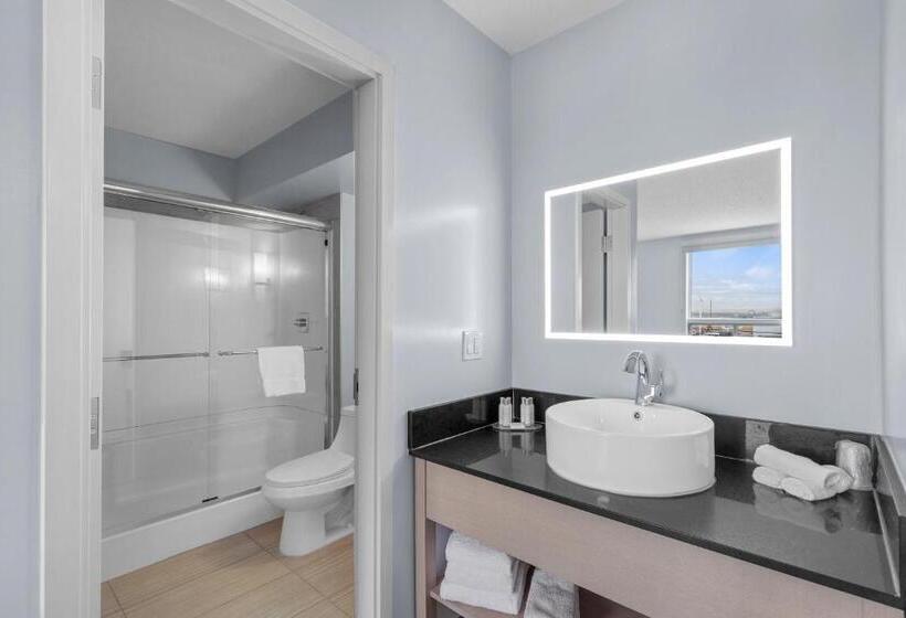 キングサイズベッドのデラックススイート, Emerald Hotel & Suites Calgary Airport
