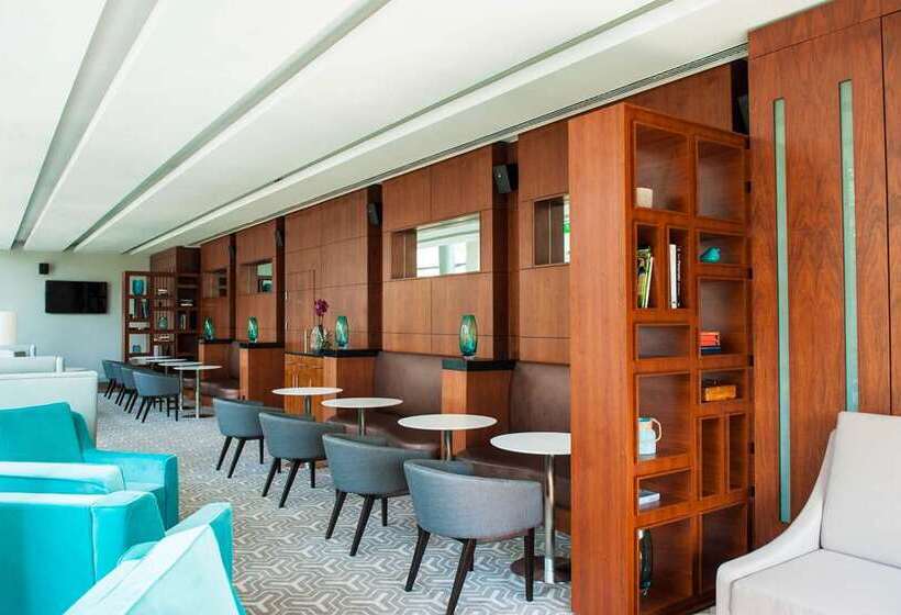 キングサイズベッドのスタンダードルーム, Hilton Toronto