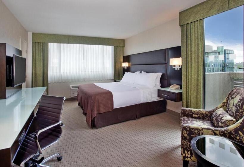 キングサイズベッドのスーペリアルーム, Holiday Inn Vancouver Centre Broadway, An Ihg