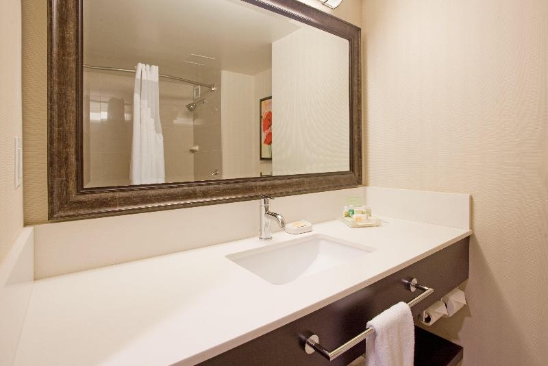 キングサイズベッドのスタンダードルーム, Holiday Inn Vancouver Centre Broadway, An Ihg
