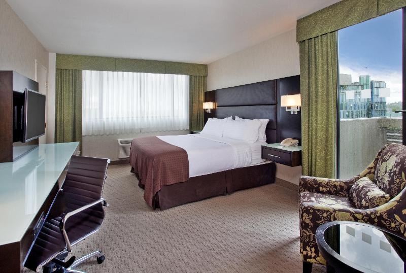 キングサイズベッドのスーペリアルーム, Holiday Inn Vancouver Centre Broadway, An Ihg