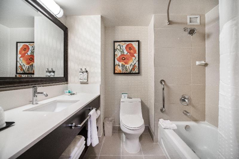 キングサイズベッドのスタンダードルーム, Holiday Inn Vancouver Centre Broadway, An Ihg