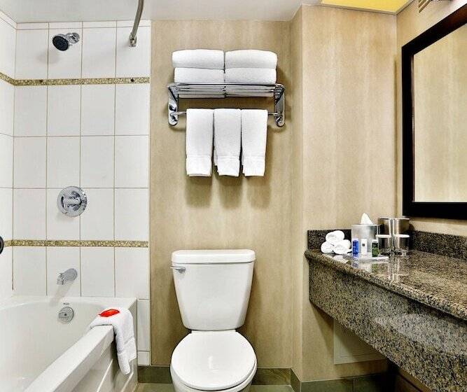 ２ダブルベッドのスタンダードルーム, Radisson Hotel Winnipeg Downtown