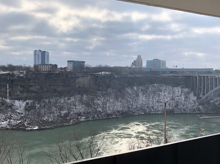 スタンダードスタジオ, Travelodge By Wyndham Niagara Falls Fallsview