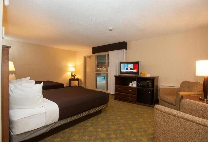 标准间带游泳池, Travelodge Hotel By Wyndham Saskatoon