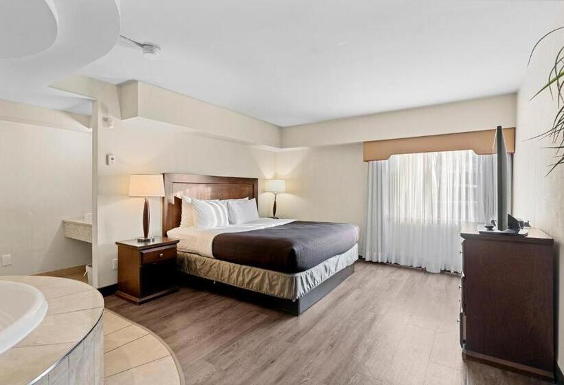 스위트 킹사이즈 침대, Travelodge Hotel By Wyndham Saskatoon