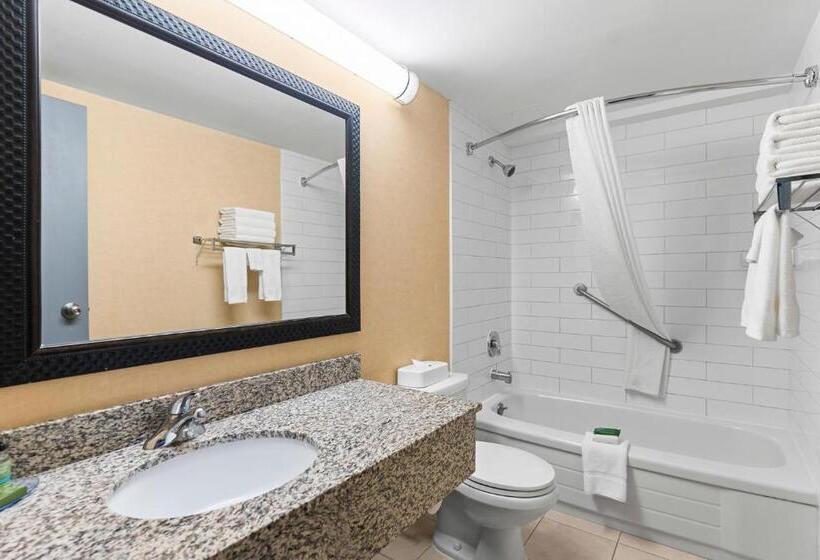 带双人大床的行政管理套房, Travelodge Hotel By Wyndham Saskatoon