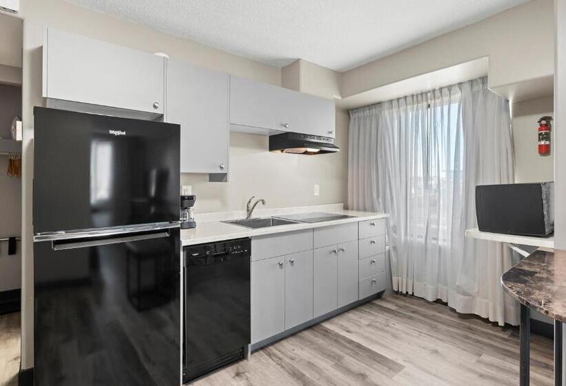 스위트 킹사이즈 침대, Travelodge Hotel By Wyndham Saskatoon