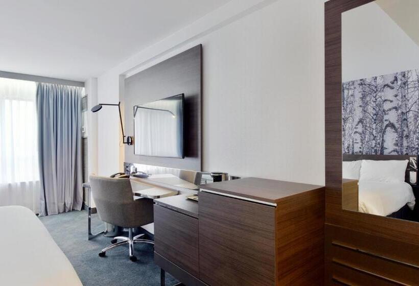 キングサイズベッドのスタンダードルーム, Doubletree By Hilton Ottawa Downtown