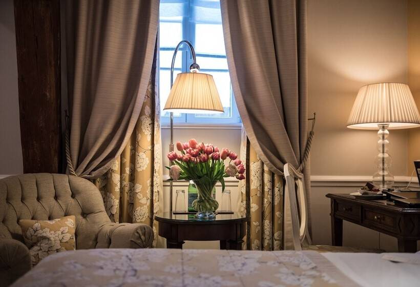 سوییت جونیور با چشم‌انداز شهر, Grand Hotel Du Lac   Relais & Châteaux