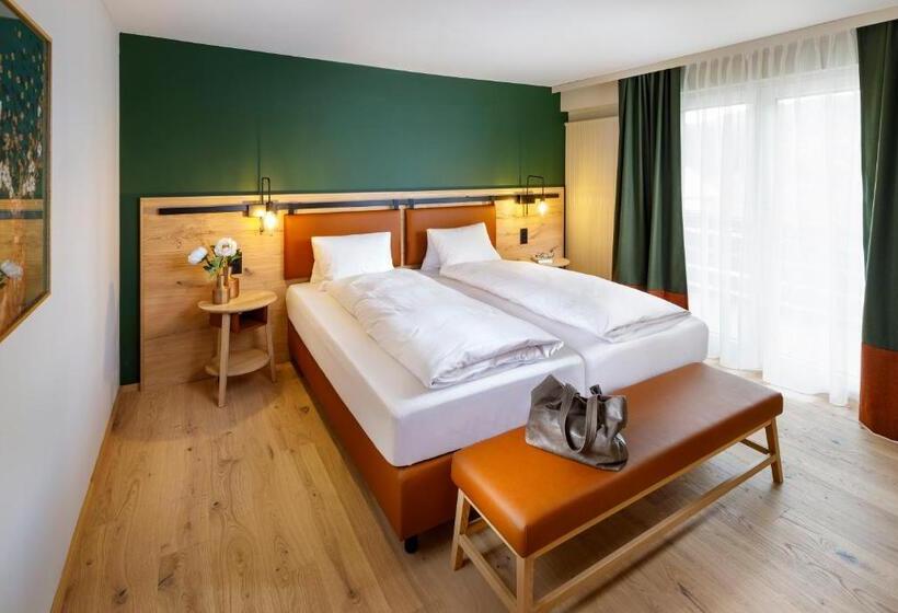 سوئیت جونیور با چشم‌انداز کوهستان, Hirschen Wildhaus