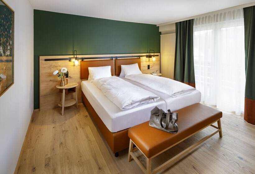 سوئیت جونیور با چشم‌انداز کوهستان, Hirschen Wildhaus