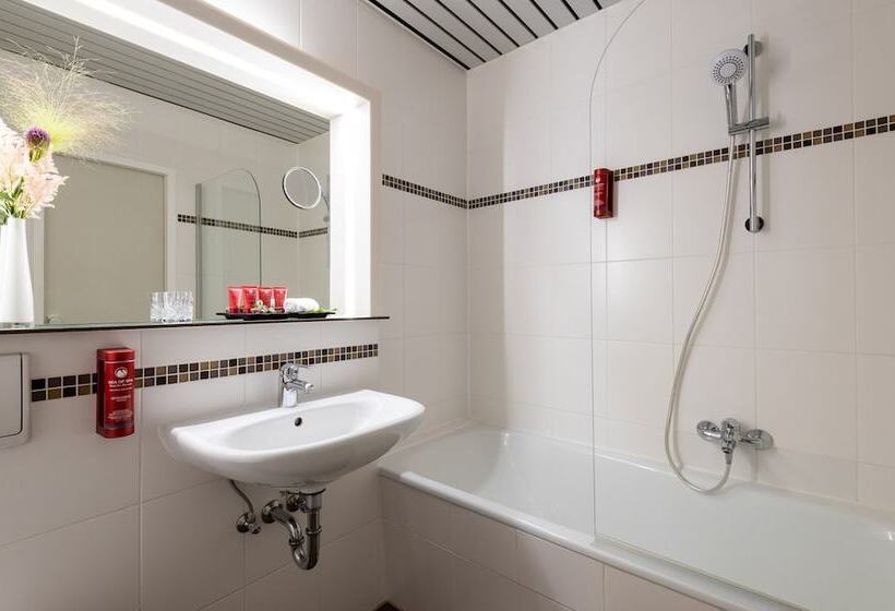 Номер Комфорт, Leonardo Hotel Hamburg Elbbrücken