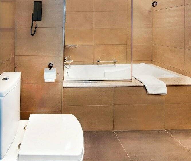 Номер Deluxe Вид на Город, Le Méridien Abu Dhabi