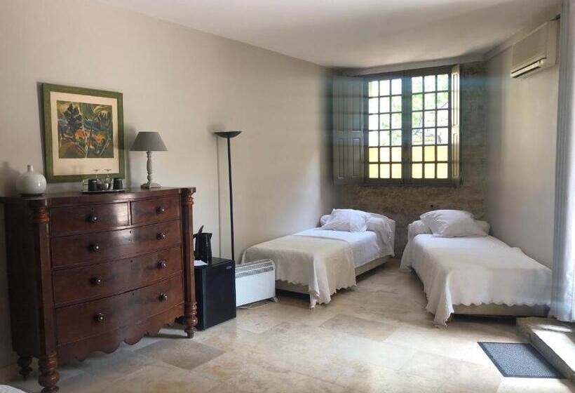 패밀리 룸, Château D Arpaillargues   Teritoria