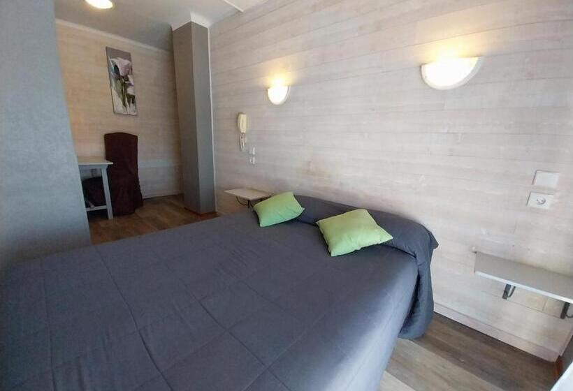 Номер Стандарт с Балконом, Hôtel L Oustalet