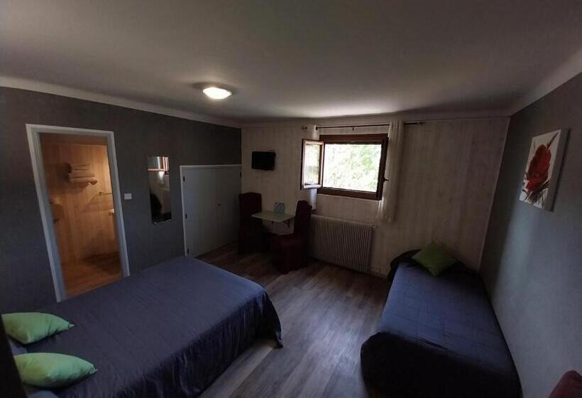 Номер Стандарт Трехместный, Hôtel L Oustalet