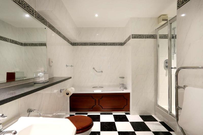 Номер Deluxe, Macdonald Norwood Hall