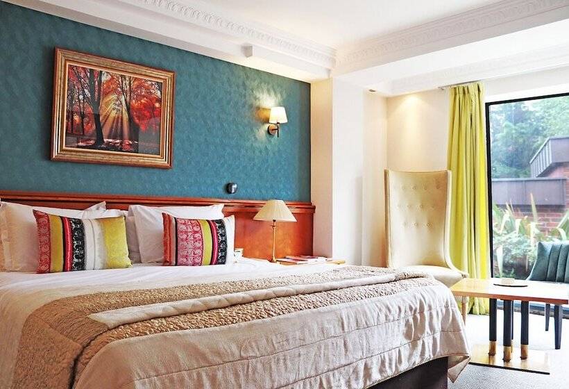Полулюкс, Fredrick S Hotel Restaurant Spa
