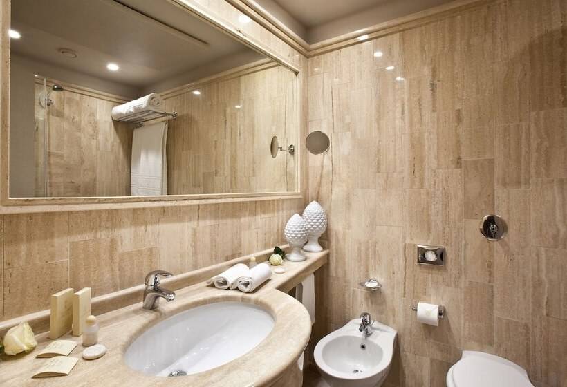 اتاق لوکس با چشم‌انداز دریا, Grand Hotel Baia Verde