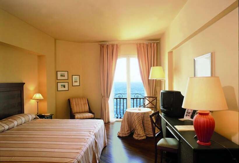 اتاق استاندارد با چشم‌انداز دریا, Grand Hotel Baia Verde