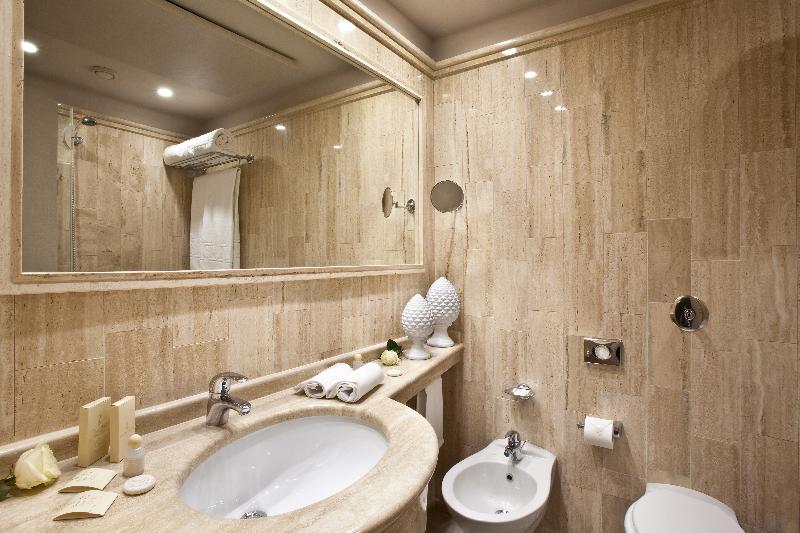 اتاق کلاسیک با چشم‌انداز دریا, Grand Hotel Baia Verde