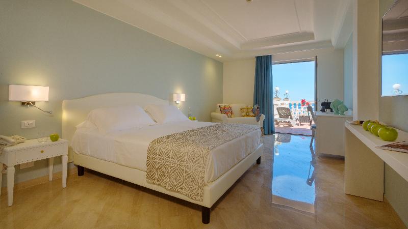 Номер Deluxe, Hellenia Yachting Hotel & Spa