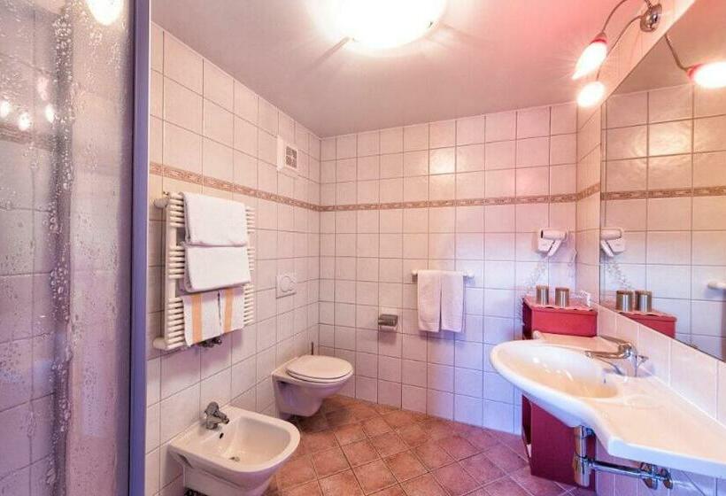 Четырехместный Номер Стандарт с Балконом, Solaia Hotel & Guesthouse