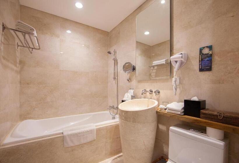 Quarto Familiar, Legian Beach