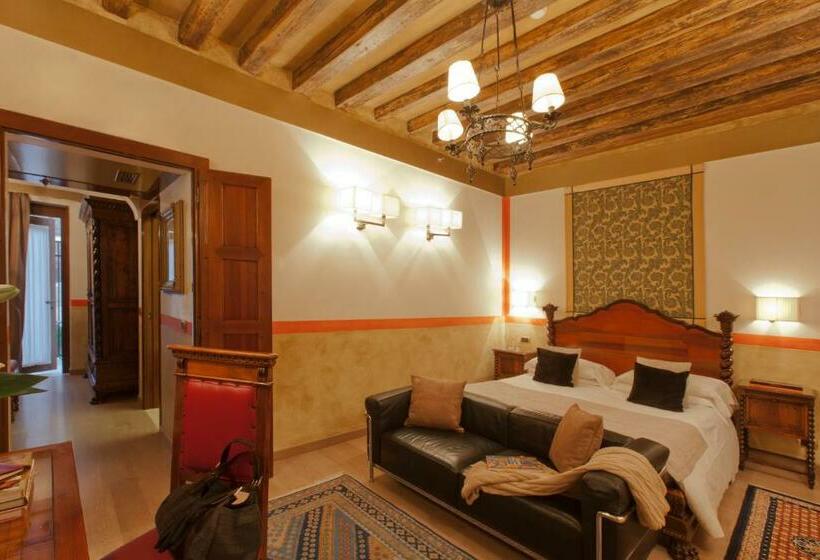 اتاق سوپریور, Saturnia & International